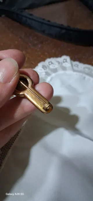 Spilla antica in oro con perla