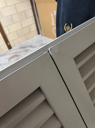 Ventana de aluminio gris