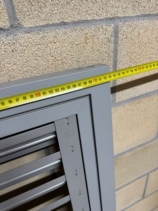 Ventana de aluminio gris