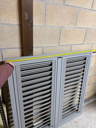 Ventana de aluminio gris