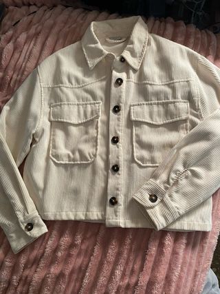 Chaqueta corta Stradivarius beige