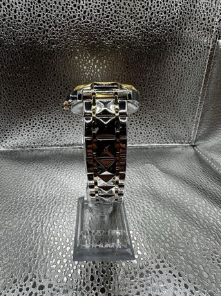 Reloj de pulsera dorado y plateado