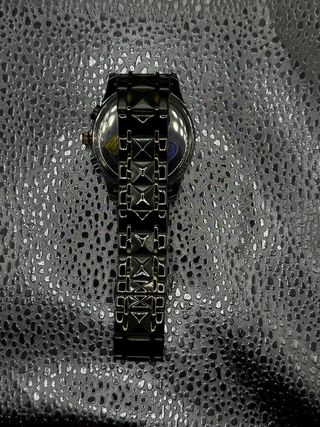 Reloj de pulsera dorado y plateado