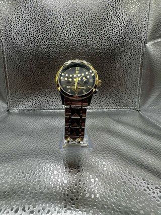 Reloj de pulsera dorado y plateado