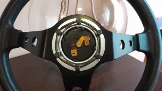 Volante deportivo desplazado negro