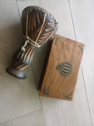 Lote: Tambor africano y cajita de madera