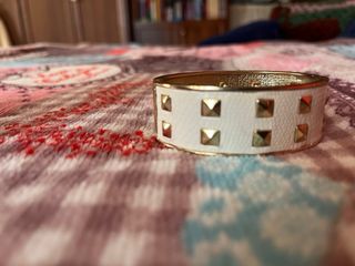 Bracciale bianco borchie dorate