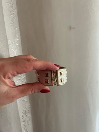 Bracciale bianco borchie dorate