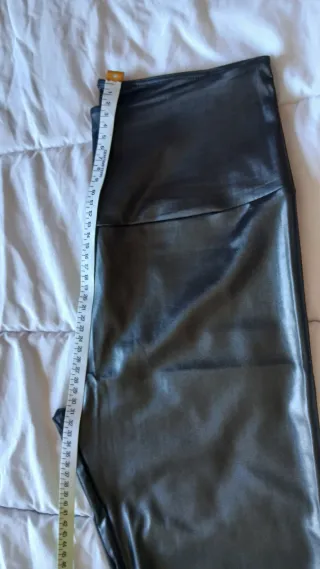 Leggings efecto piel negros