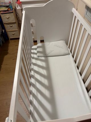 Cuna de bebé globitos, marca MICUNA