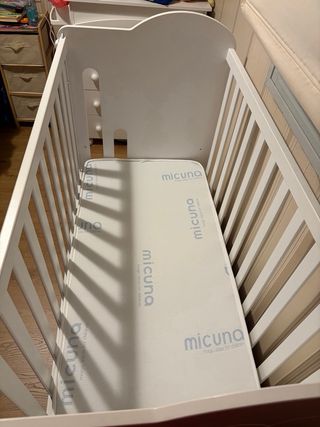 Cuna de bebé globitos, marca MICUNA