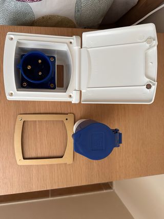 Toma exterior 220V con marco y conector