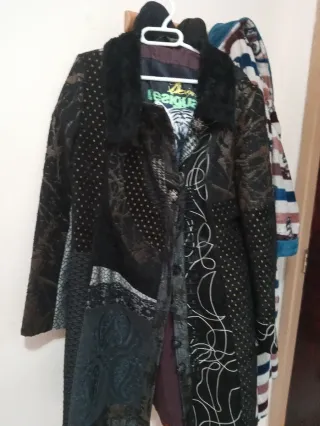 Abrigo Desigual Patchwork Negro Multicolor.