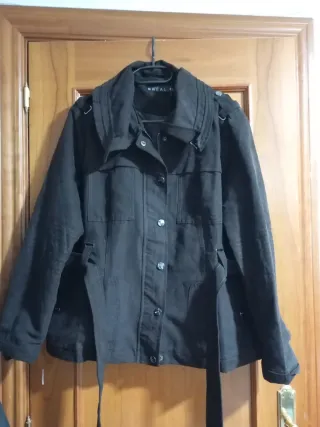 Chaqueta cremallera y botones ,bolsillos, cinturón