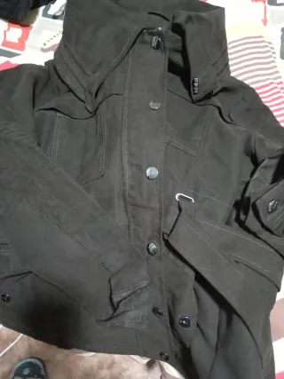 Chaqueta cremallera y botones ,bolsillos, cinturón