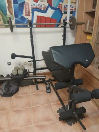 Banco de pesas con barra y mancuernas