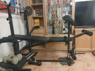 Banco de pesas con barra y mancuernas