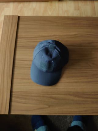 Gorra gris con parches