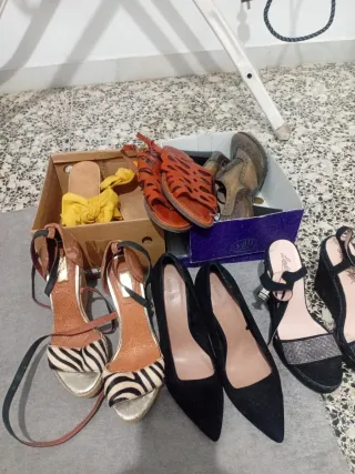 Zapatos de tacón y sandalias