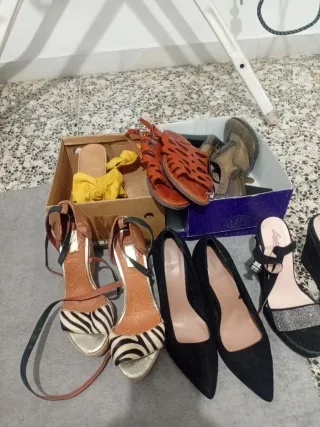 Zapatos de tacón y sandalias