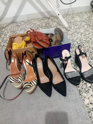 Zapatos de tacón y sandalias