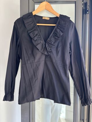 Blusa negra con volante