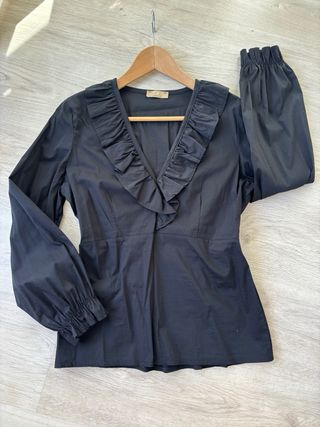 Blusa negra con volante