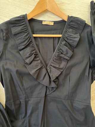 Blusa negra con volante