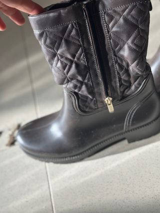 Botas de lluvia marrones acolchadas