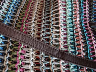 Bolso de colores con asas de cuero tejido multicol