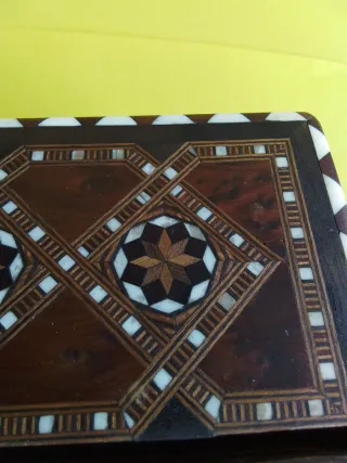 Antica scatola per sigari in legno con intarsi