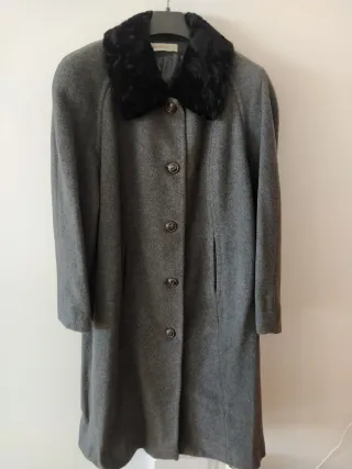 Abrigo señora gris con cuello de pelo