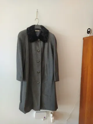 Abrigo señora gris con cuello de pelo