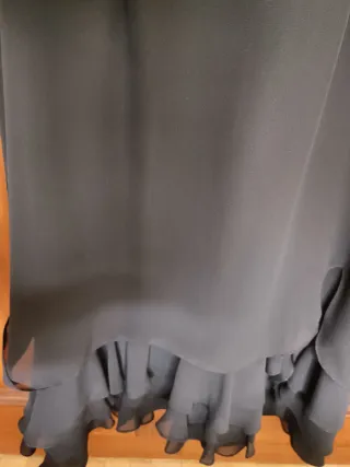 Vestido negro largo con volantes