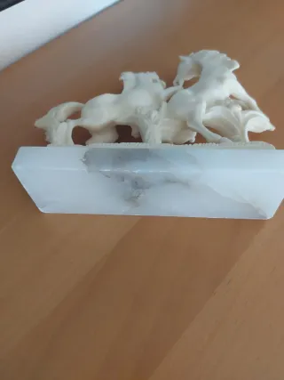 Scultura di due cavalli in resina