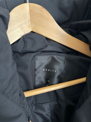 Abrigo acolchado negro con cinturón