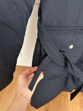 Abrigo acolchado negro con cinturón