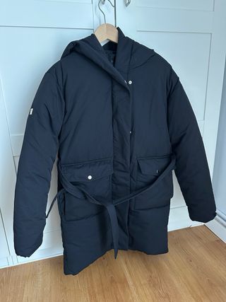 Abrigo acolchado negro con cinturón