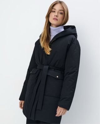 Abrigo acolchado negro con cinturón