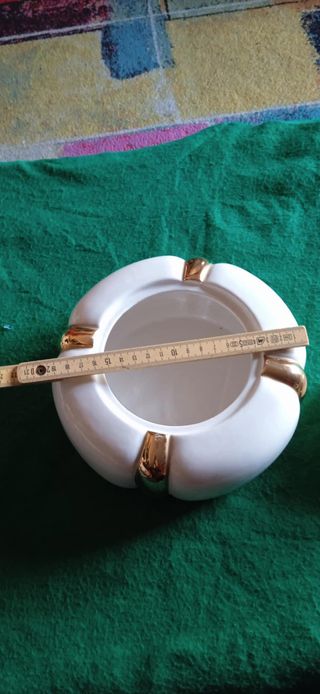 Porcellana decorativa bianca e oro