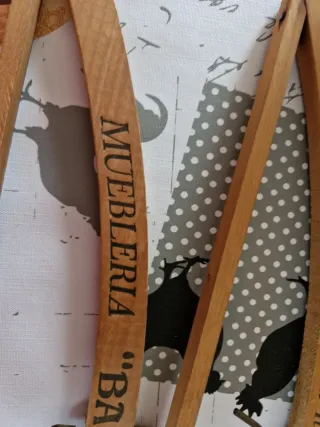 Par de perchas madera Mueblería Bambi Dante