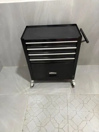 Carro de herramientas negro con ruedas