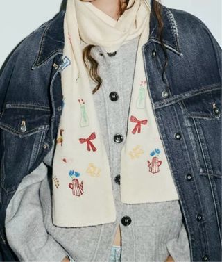 Bufanda beige con bordados multicolor