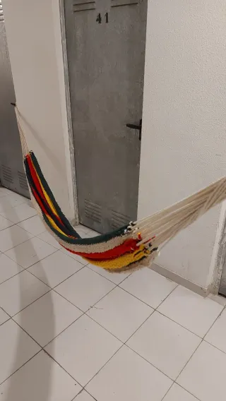 Hamaca de algodón individual multicolor.