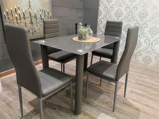 Mesa Comedor Cristal y Sillas Acolchadas
