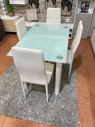 Mesa Comedor Cristal y Sillas Acolchadas