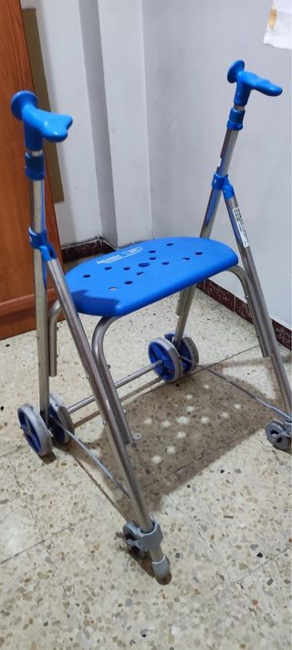 Andador con asiento y plegable.