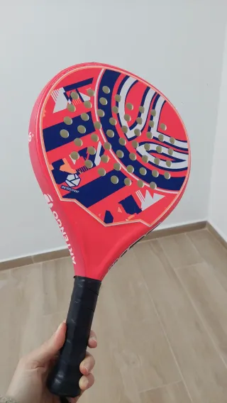 Pala de pádel rosa y azul