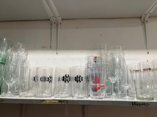 Grande lotto di bicchieri e stoviglie per la ristorazione