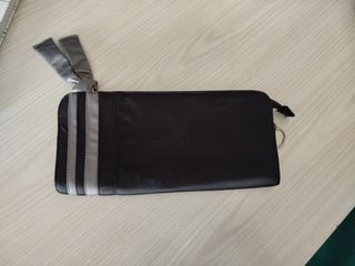 Bolso de mano negro y plateado